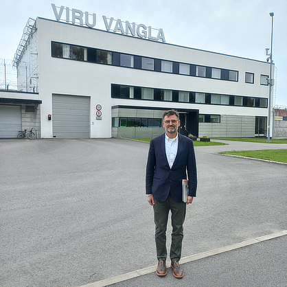 Professor Woodworth in front of the Viru Prison